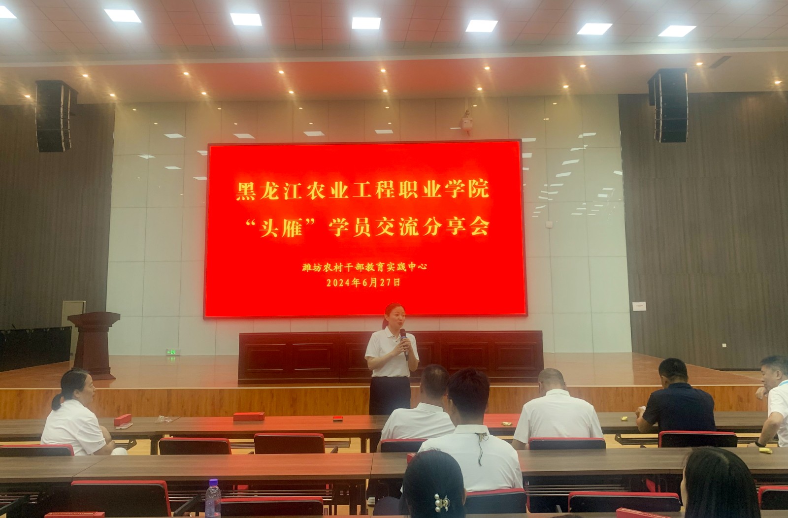指导教师张隽殊发言.jpg 指导教师张隽殊发言.jpg