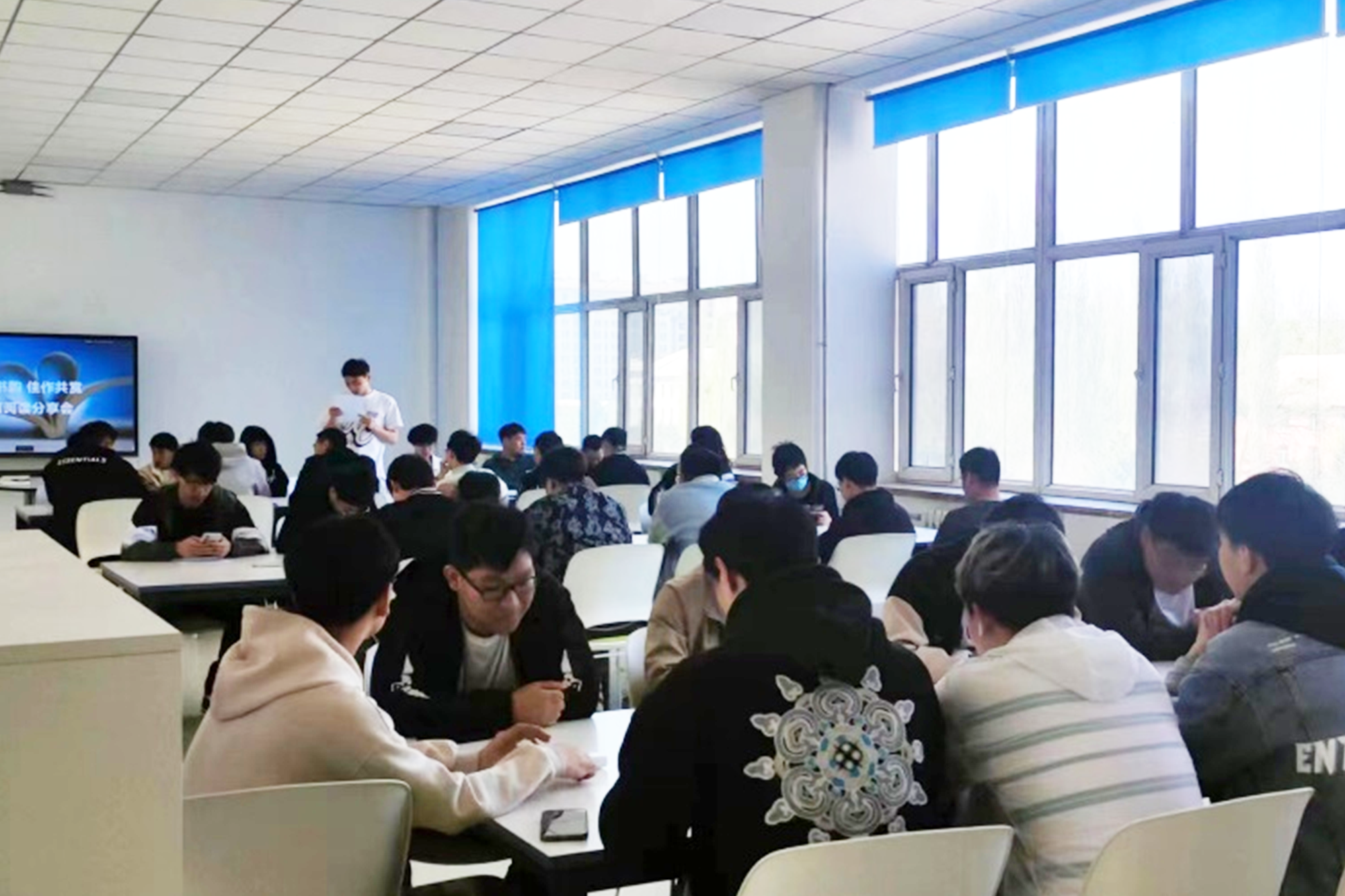 南校区读书社同学参加读书分享会.png 南校区读书社同学参加读书分享会.png