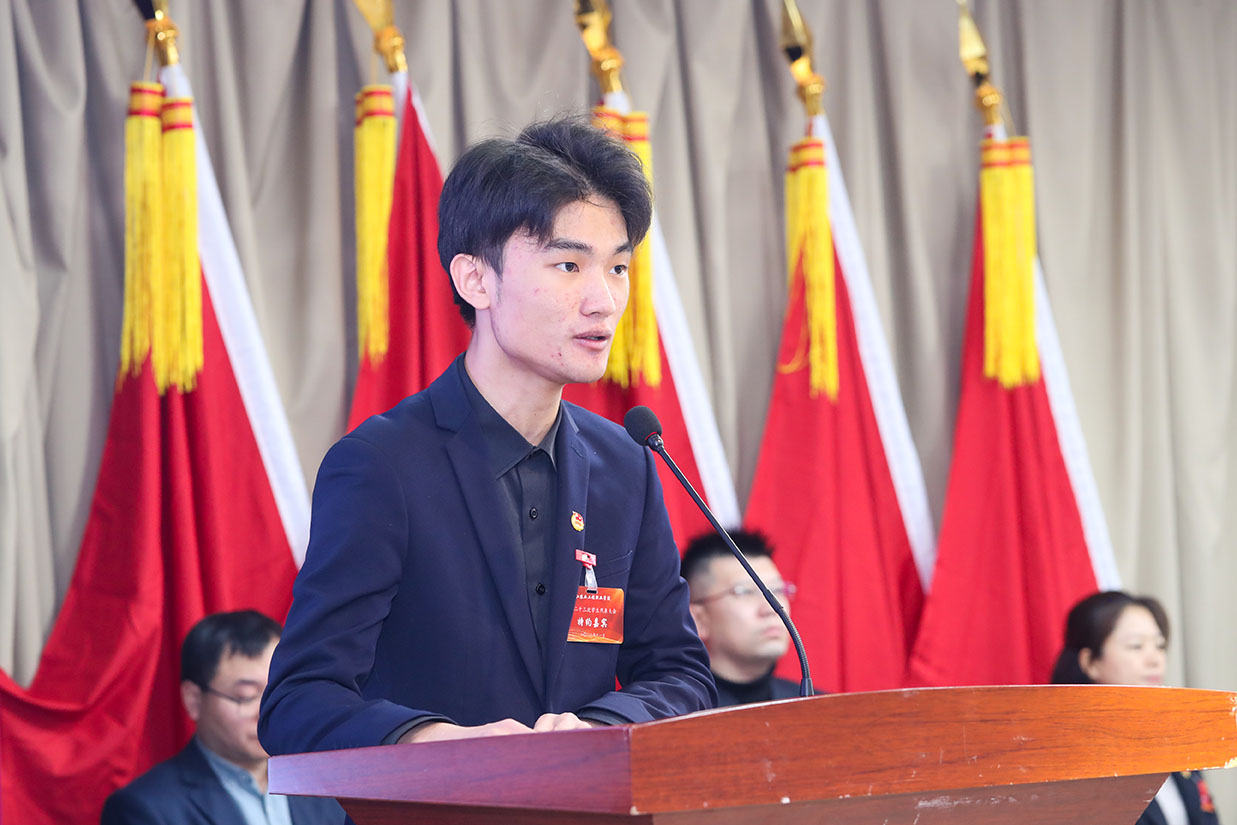 7哈尔滨市学联驻会执行主席祖御恒代表市学联致贺词.jpg 7哈尔滨市学联驻会执行主席祖御恒代表市学联致贺词.jpg
