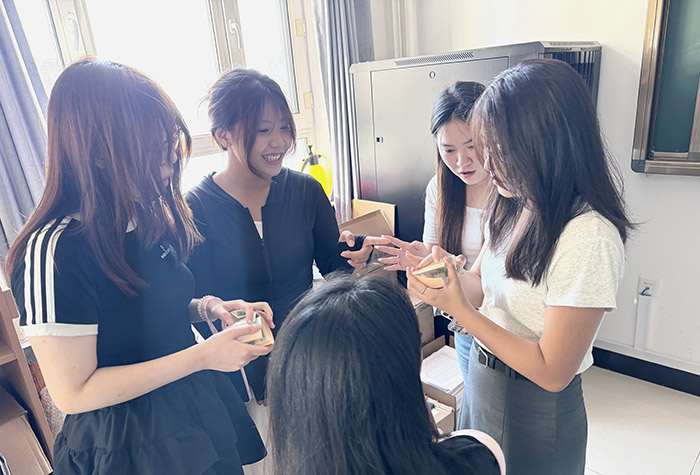 会计新生在尝试点钞.jpg