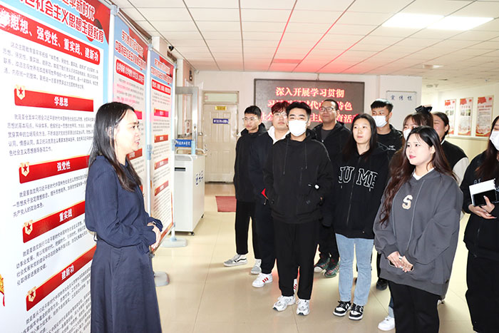 武冰老师在第二课堂中讲授主题教育.JPG