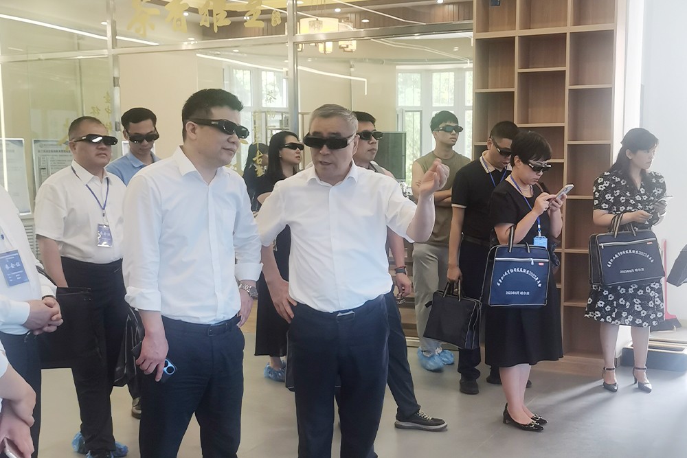 焦光纯院长与参会院校领导交流.jpg