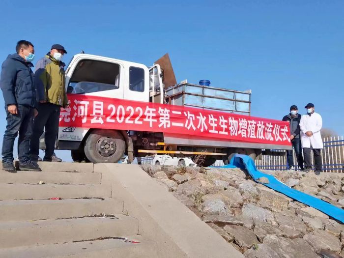 3.赵冰海老师参加增殖放流活动.jpg 3.赵冰海老师参加增殖放流活动.jpg