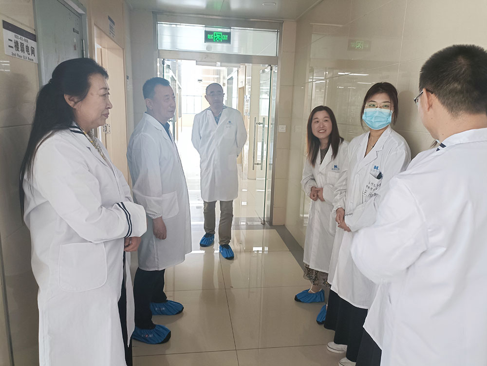 与在岗工作学生亲切交谈.jpg 与在岗工作学生亲切交谈.jpg