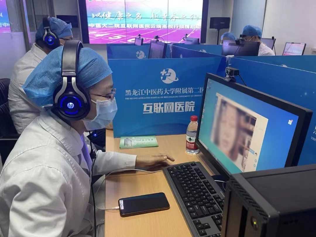 郭丹丹医生为教职工义诊了解病情.jpg