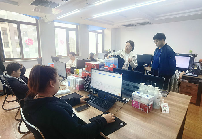 3.毕业生张楚楚介绍企业业务.jpg