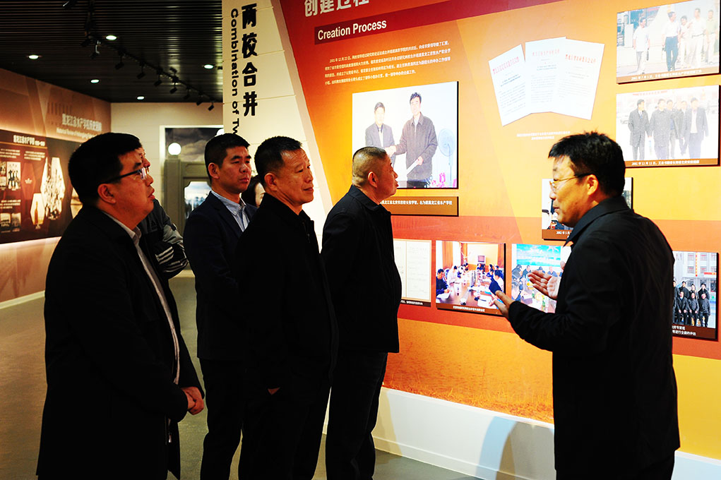 6参观我院校史馆.JPG 6参观我院校史馆.JPG