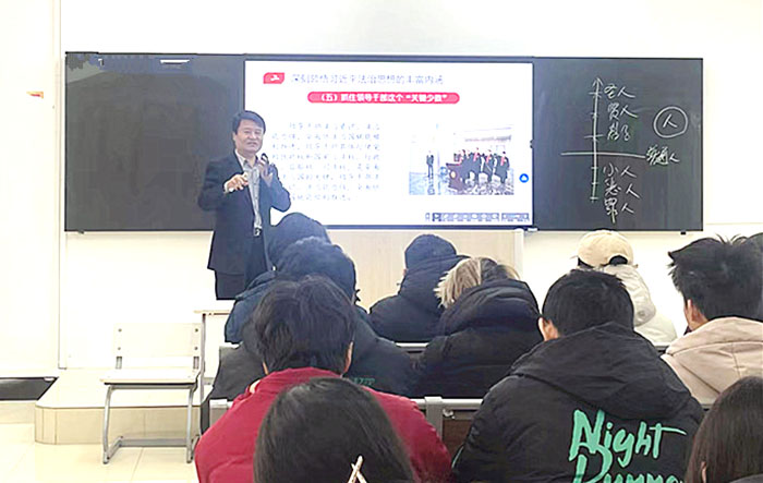 纪委书记田海军为学生讲思政课.jpg 纪委书记田海军为学生讲思政课.jpg