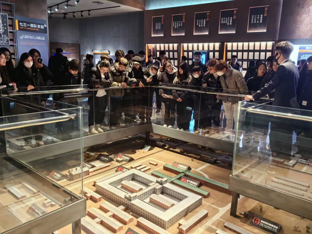5学生参观基地 (2).jpg 5学生参观基地 (2).jpg