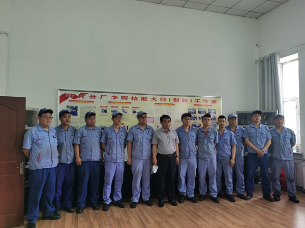 5东阳书记与电机厂优秀毕业生代表合影_副本.jpg