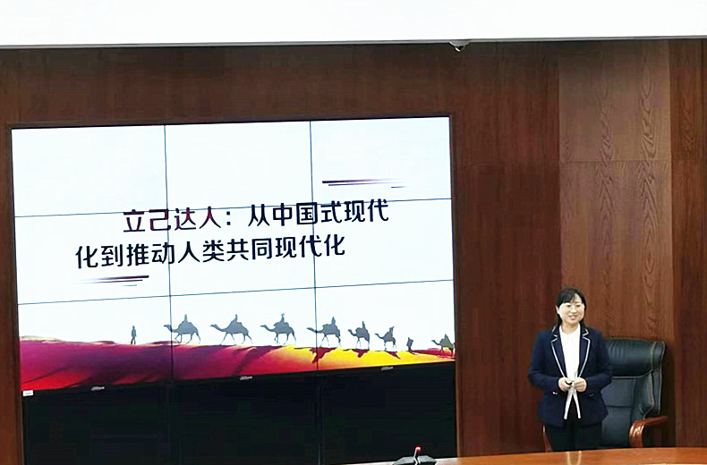 首届全国高校思想政治理论课教学展示一等奖获得者王金凤副教授进行教学展示.jpg