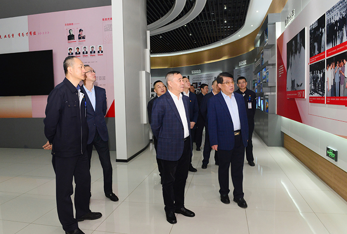 参观中国航发东安公司展馆.jpg 参观中国航发东安公司展馆.jpg