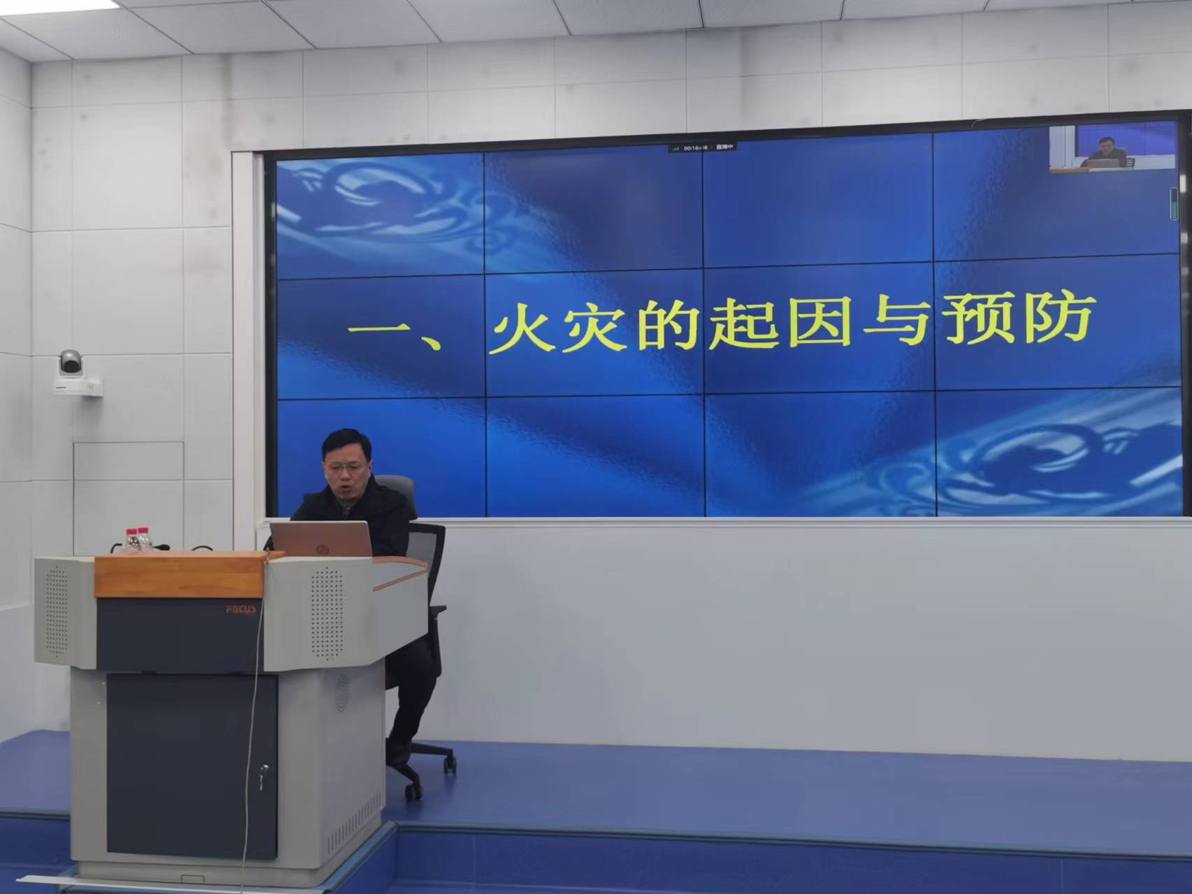 学院聘请李谕宝为学生讲授安全法制教育.jpg 学院聘请李谕宝为学生讲授安全法制教育.jpg