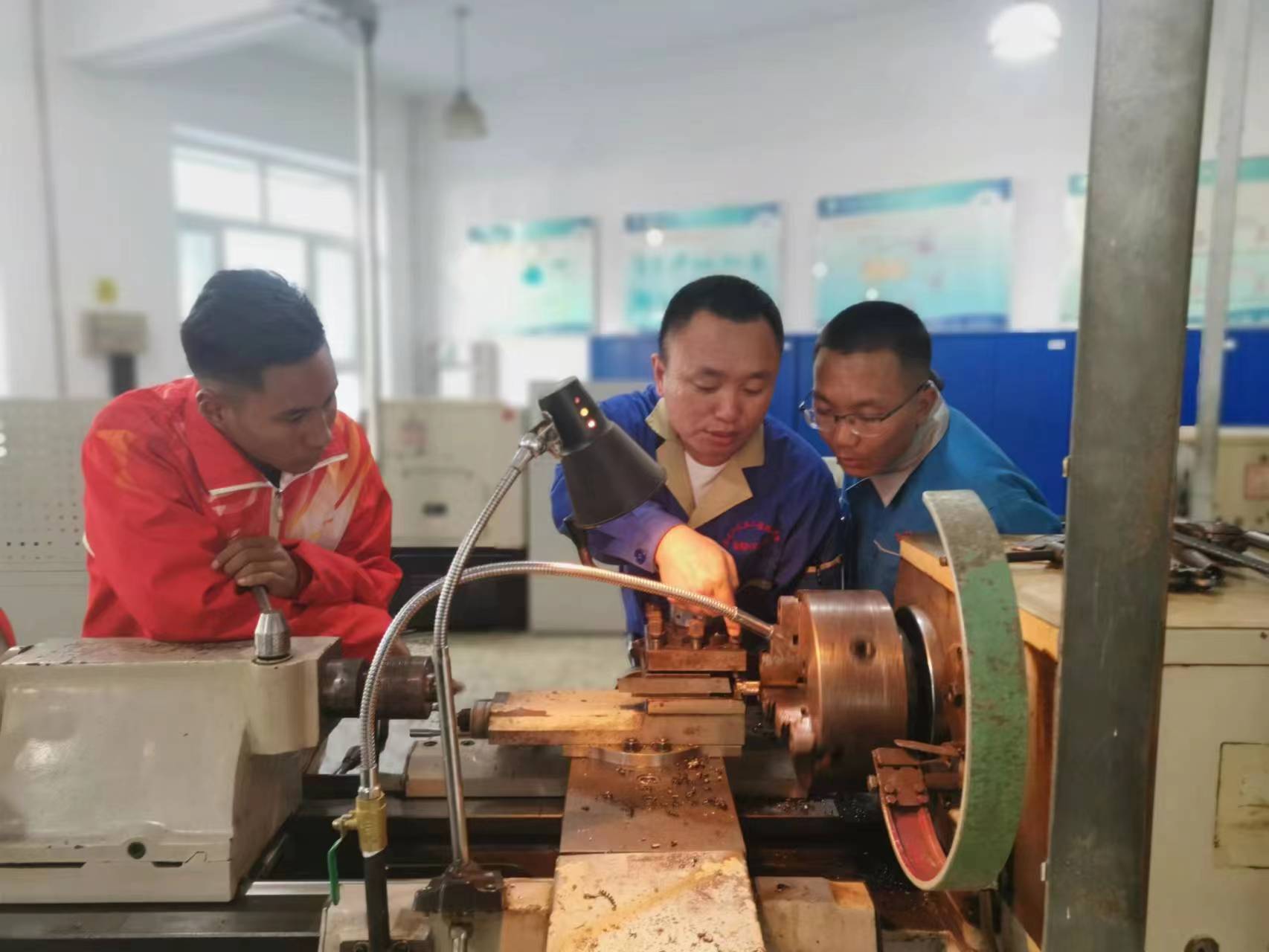 乔滨老师指导教学图1.jpg 乔滨老师指导教学图1.jpg