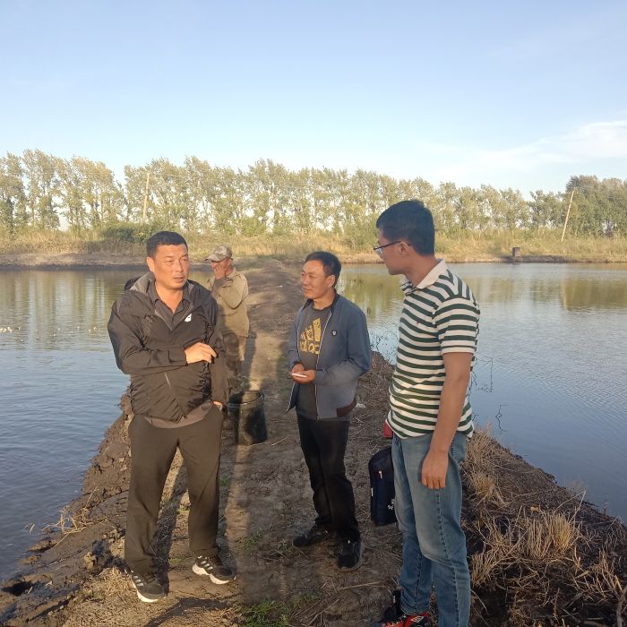 4.赵冰海老师入户进行专业技术指导.jpg 4.赵冰海老师入户进行专业技术指导.jpg